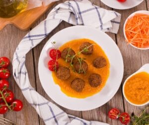 Κεφτεδάκια γαλοπούλας με πουρέ καρότου-γλυκοπατάτας και σαλάτα εποχής