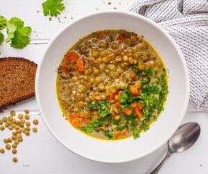 Φακές με λευκό τυρί και ψωμί ολικής